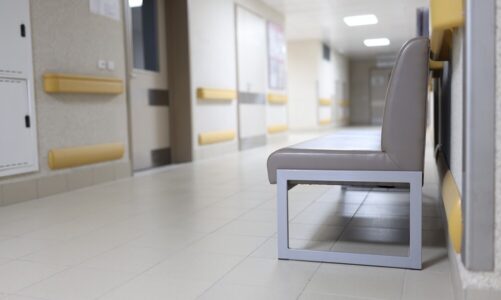 Policjanci uczą przedszkolaków zasad bezpieczeństwa na drodze